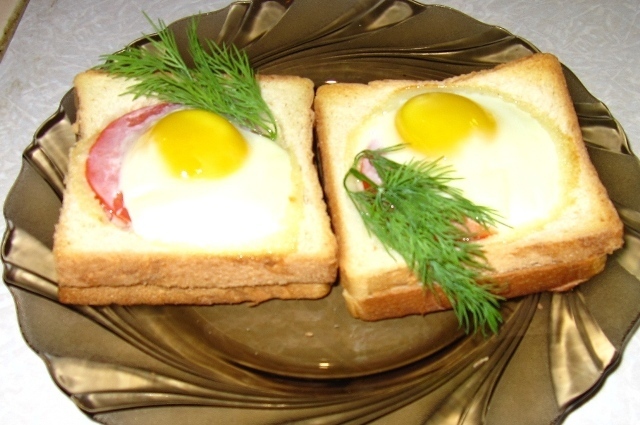 Тостовый хлеб с яйцом и колбасой на сковороде рецепт с фото