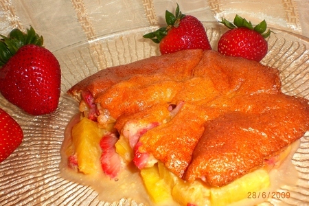 Фото к рецепту: Десерт фруктово-ягодный под яичной корочкой
