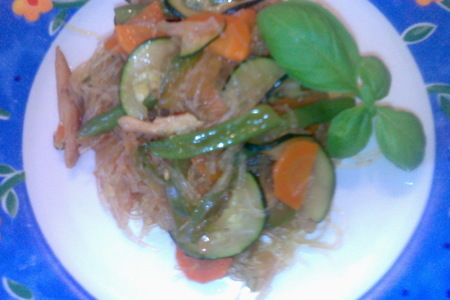 Фото к рецепту: Стеклянная вермишель с индюшкой и овощами