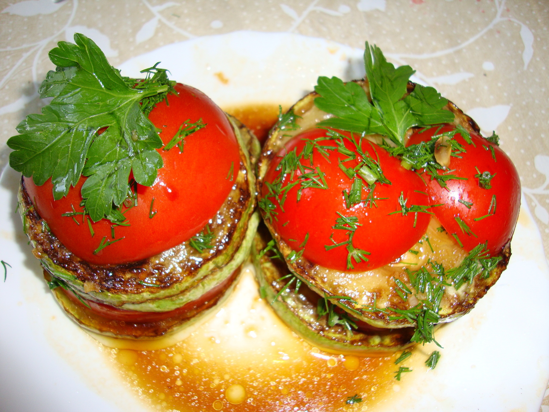 Кабачки жареные с жареным сыром и помидорами с чесноком и зеленью