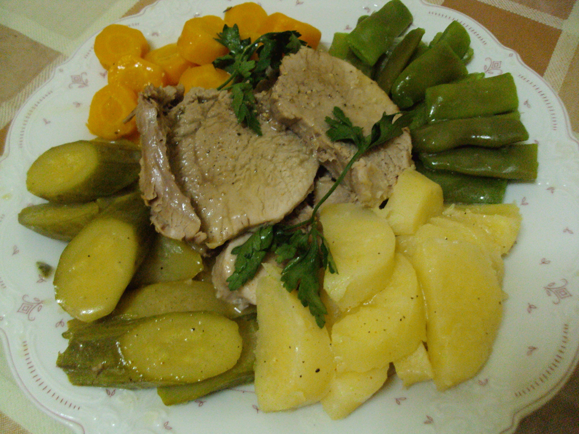 Вареное свиное мясо с овощами и картошкой