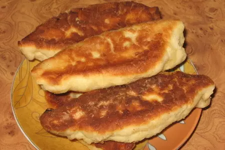 Жареные пирожки с мясом, яблоками