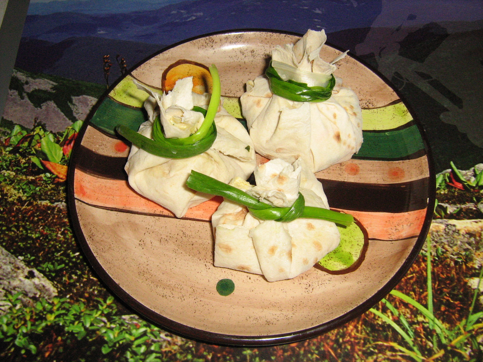 Мешочки из лаваша с мясом и овощами под соусом бешамель