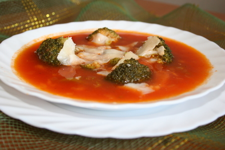 Фото к рецепту: Томатный суп с фасолью и брокколи