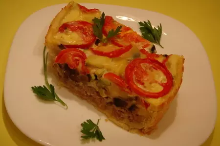 Киш с фаршем и овощами