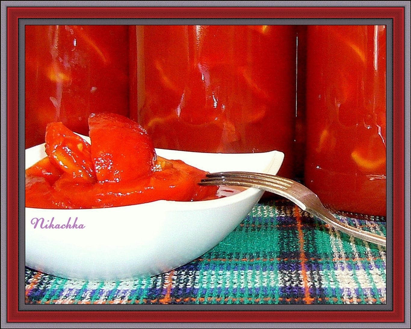 Как делают томатный сок. Томат помидор. Томаты в собственном соку. Помидоры в томатном соке. Томатная паста с кусочками помидоров.