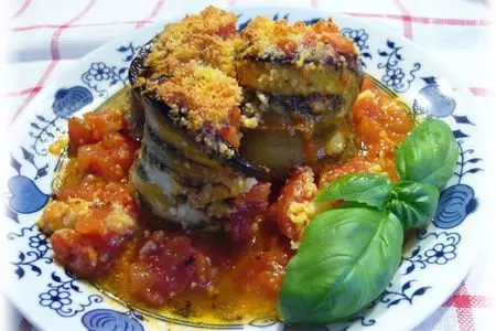 Фото к рецепту: Melanzane alla parmigiana (баклажановые рулетики  с моцареллой)