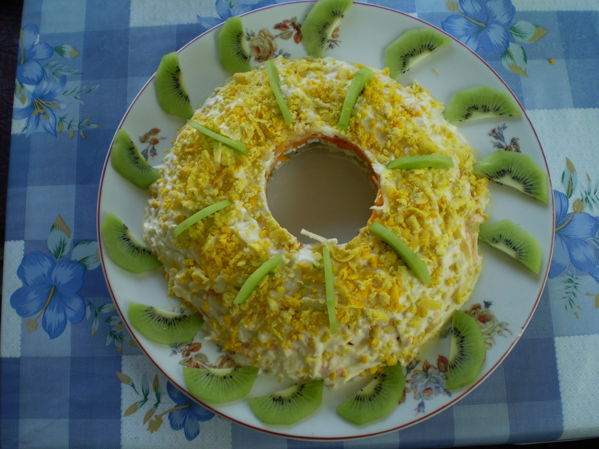 Праздничный салат с киви
