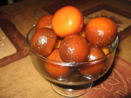 Гулаб джамун - десертные шарики из сухого молока в сахарном сиропе