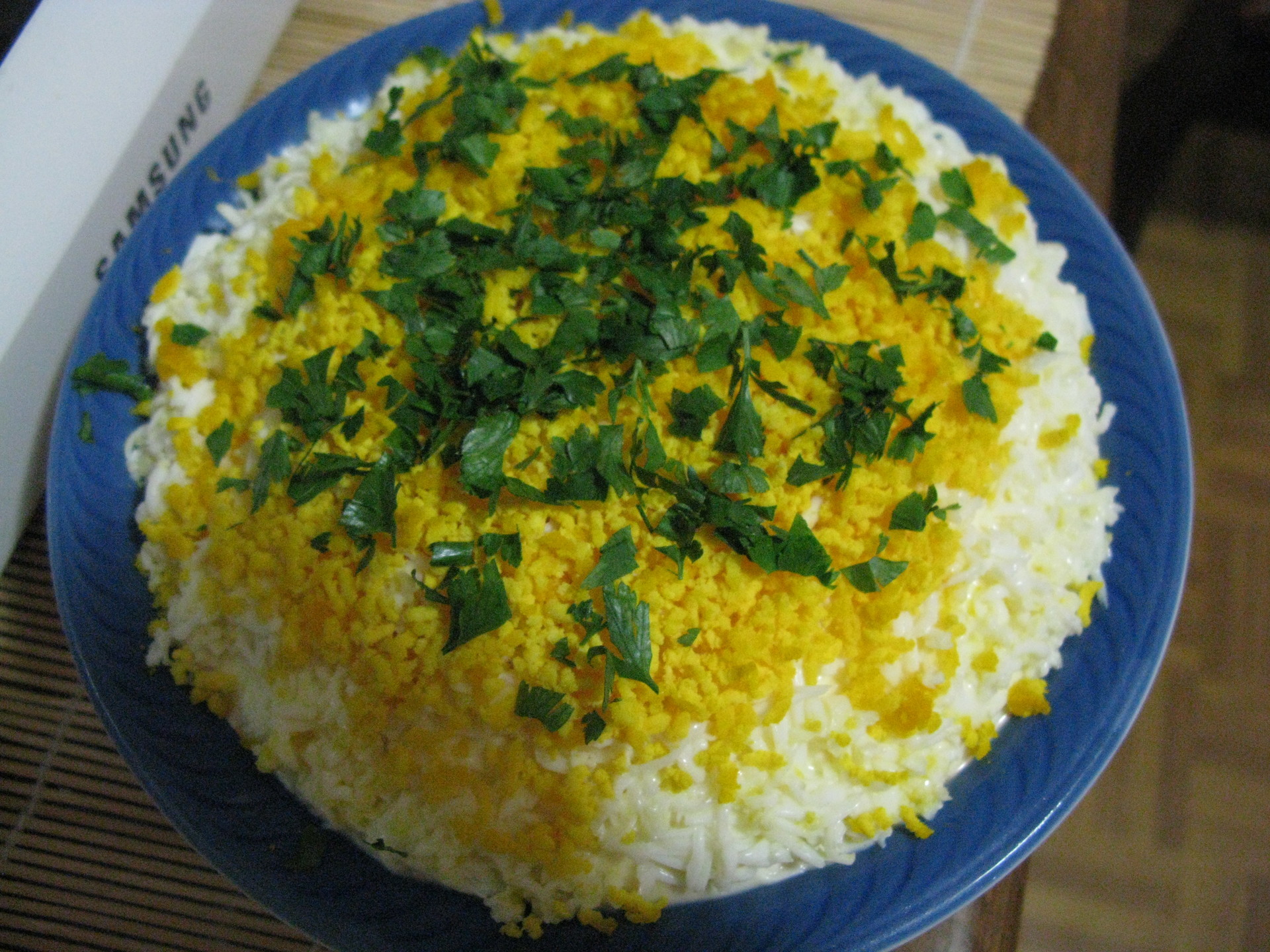 Салат «Нежность» с копченой колбасой и плавленым сыром
