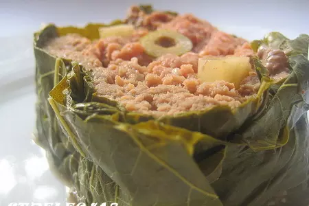 Мясной террин с оливками и чесноком в виноградных листьях.