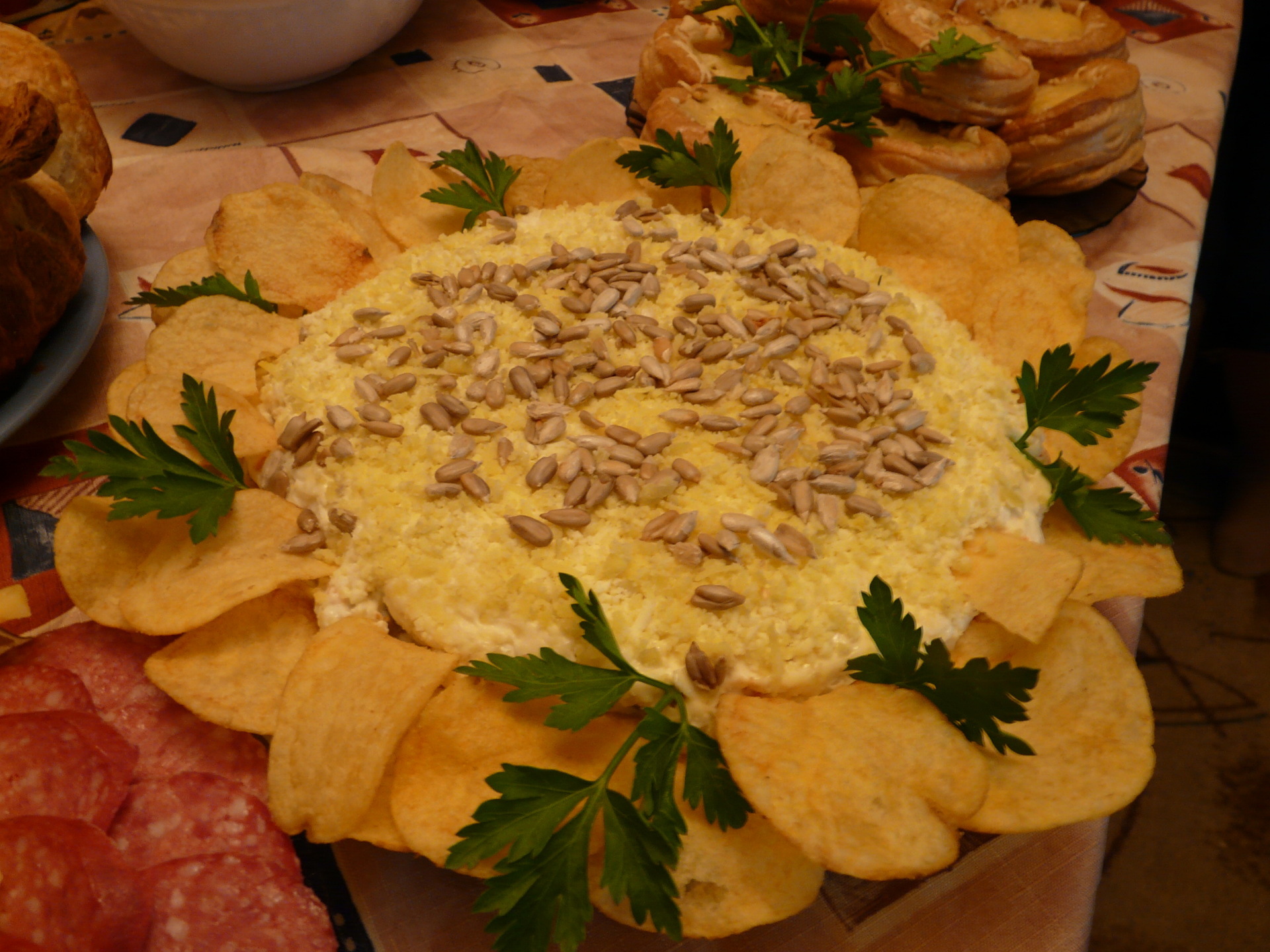 Слоеный салат «Подсолнух» с кукурузой и чипсами, рецепт с фото — malino-v.ru