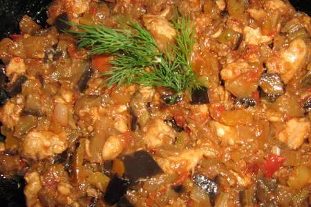 Густой соус с куриной грудкой и овощами.