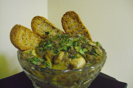 Фото к рецепту: Баклажаны с грибами и тмином.