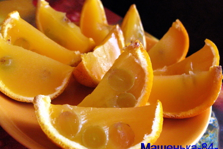 Фото к рецепту: Желе "апельсиновые дольки с косточками - виноградом"