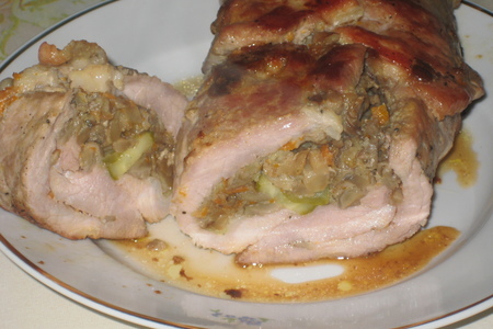 Фото к рецепту: Рулет из свинины с грибами и солеными огурцами