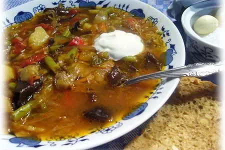 Постный борщ с зеленой стручковой фасолью, грибами и баклажанами