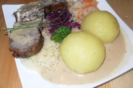 Говядина тущеная в кислом соусе с картофельными клецками (sauerbraten mit klöße )