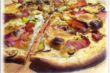 Flammkuchen (пирог охваченный пламенем) с плавленым сыром, пореем и беконом