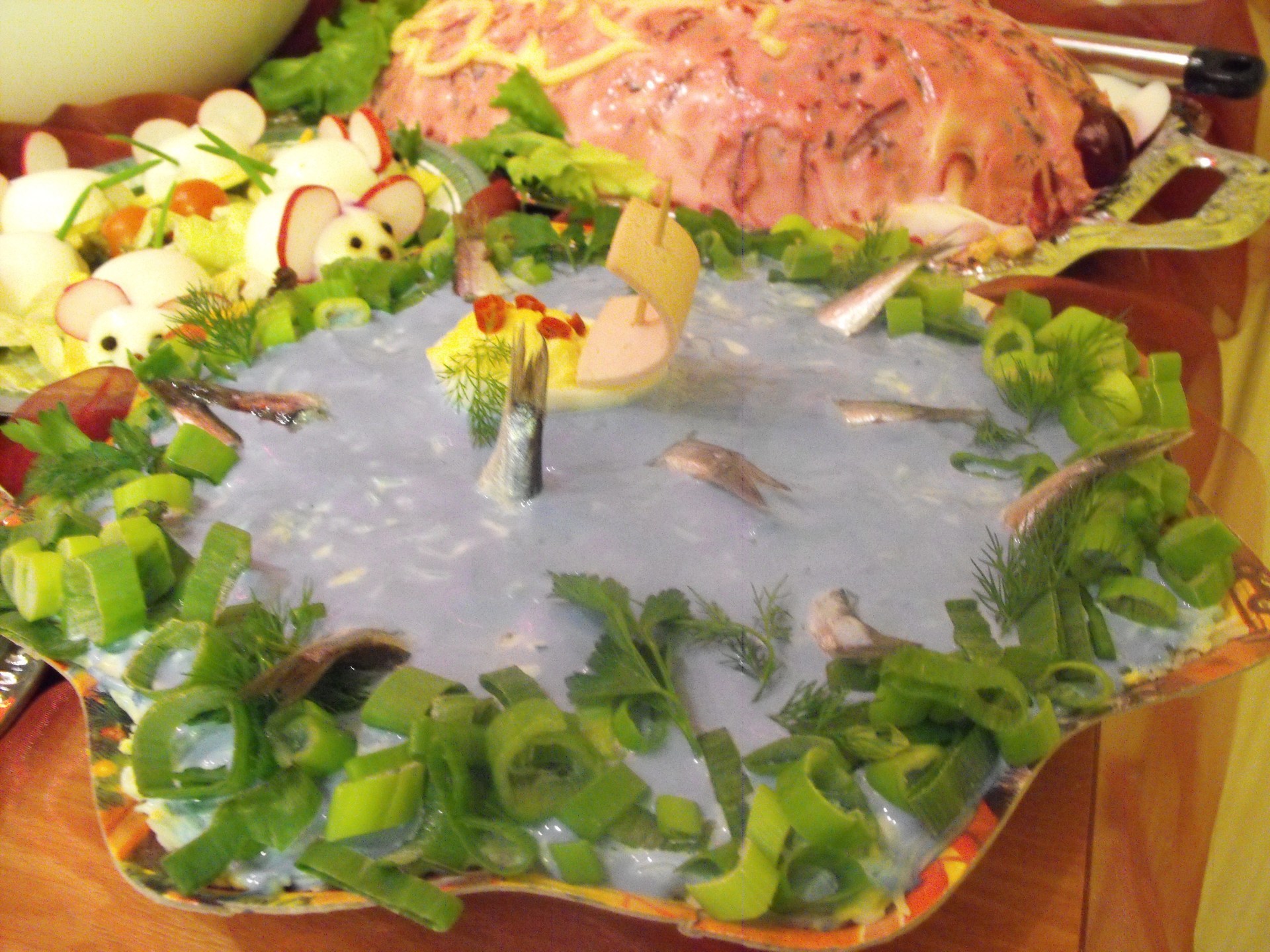 Салат рыбки в пруду с голубой шапкой