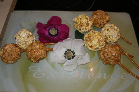 Фото к рецепту: Сладкие шарики из поп-корна с орехами.
