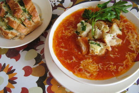 Томатный суп с сырно-чесночными гренками.