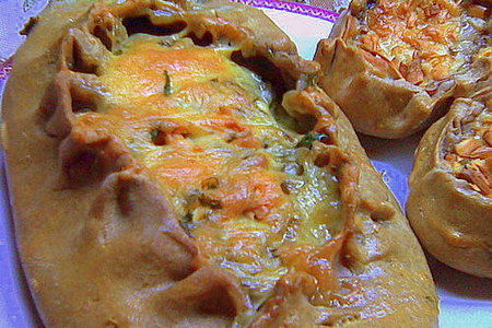 Пирог из ржаной муки с рыбой, грибным соусом, сыром