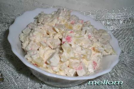 Салат из крабовых палочек с сыром и ананасами