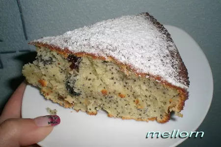 Сдобный пирог с изюмом и маком