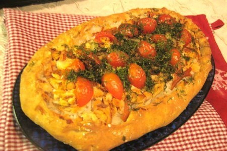 Фото к рецепту: Пирог с копчёным лососем
