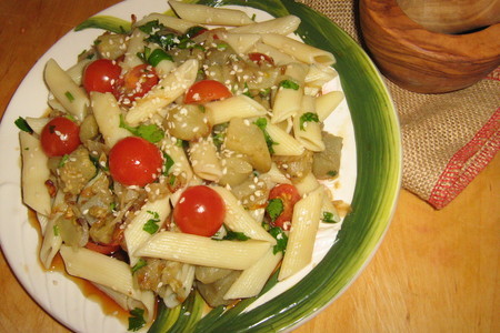 Фото к рецепту: Тёплый макаронный салат с баклажанами.