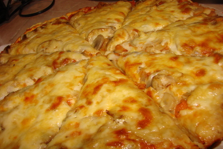 Фото к рецепту: Тесто для пиццы от "оскароносного" шеф повара вольфганга пака и пицца из него.