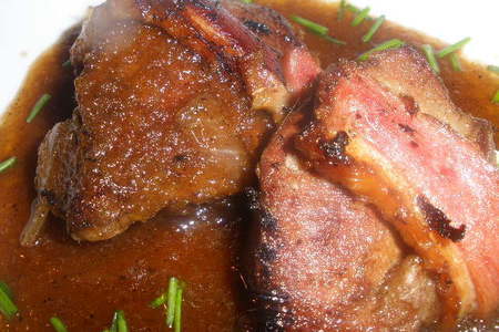 Фото к рецепту: Куриная печенка в утиной грудке и с соусом марсала