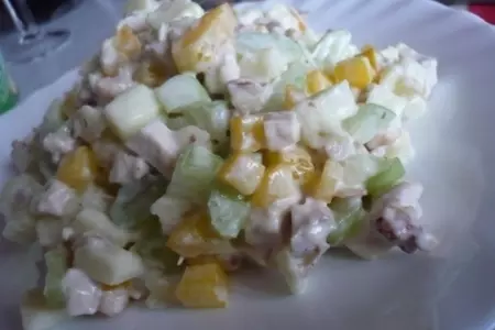 Салат с курицей, яблоком, сельдереем и грецкими орехами