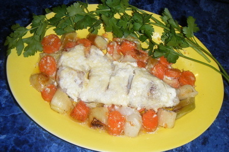 Рыба с овощами,под соусом