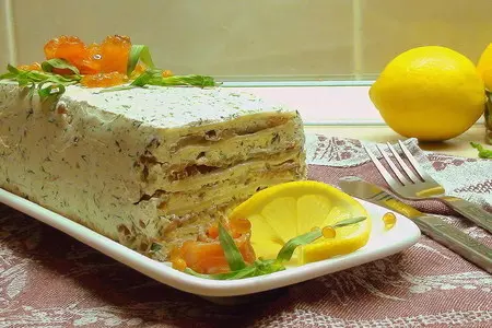 Холодная рыбная лазанья с икрой, творогом и зеленью.