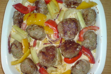 Фото к рецепту: Запечённые овощи  с телячьими котлетками и молодым картофелем в кунжуте