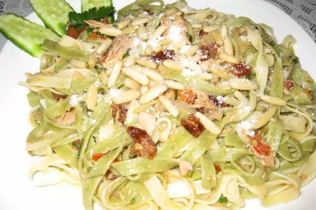 Паста с тунцом (tagliatelle with tuna and sun dried tomatoes)