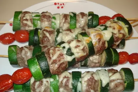 Шашлычки из рубленого мяса с кабачками цукини.