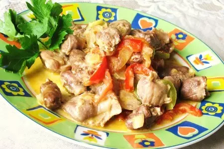 Куриные потрошки с овощами и сметаной