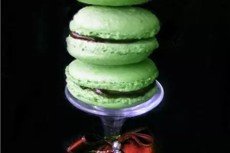 Французские пирожные macarons с матча-пудрой