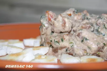 Нежнейшая печень в молочном соусе с курагой и орешками.