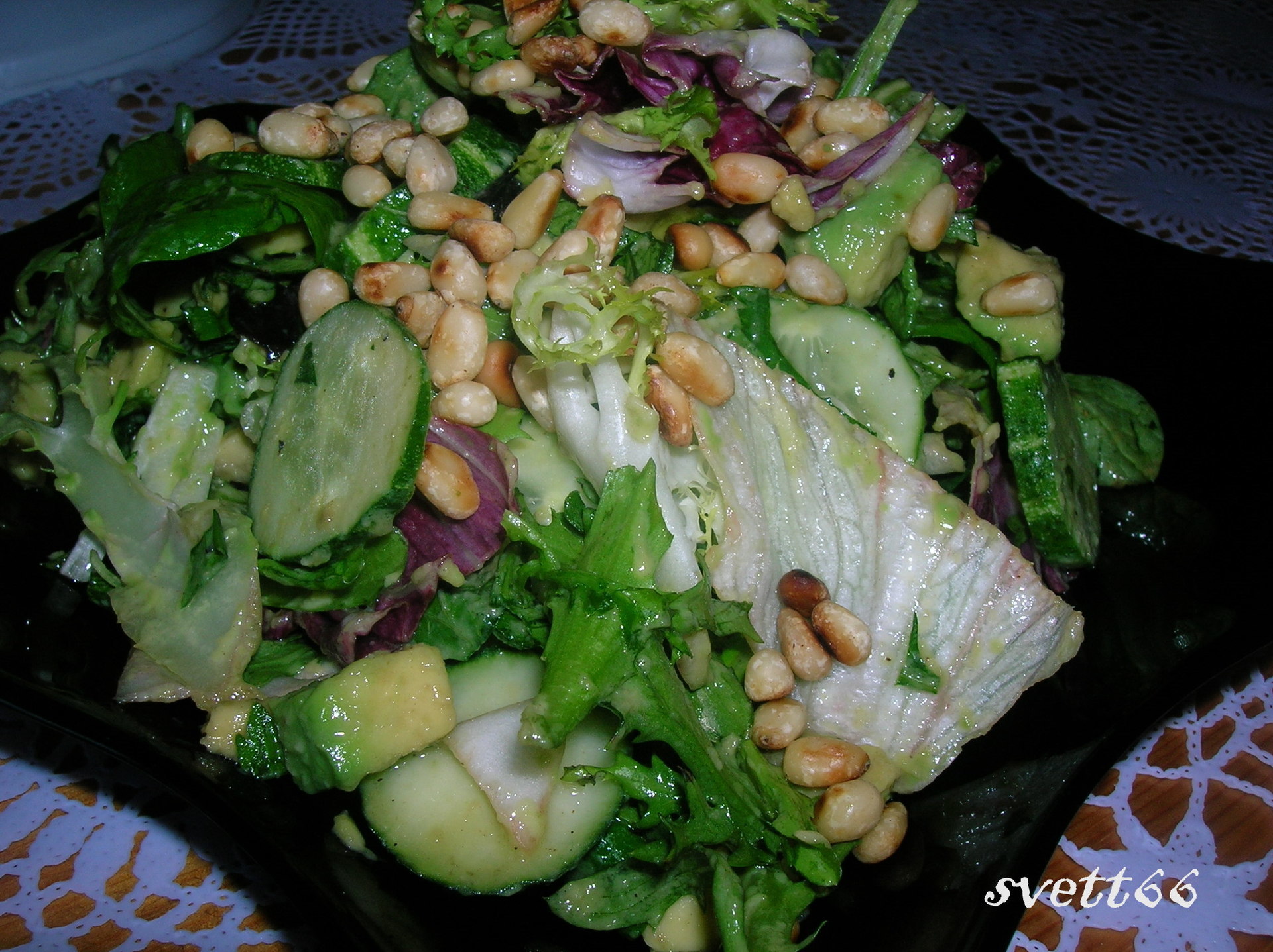Зелёный салат с грецкими орехами