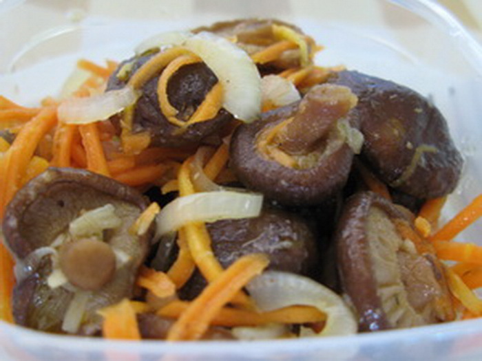Куриный салат с грибами и корейской морковью