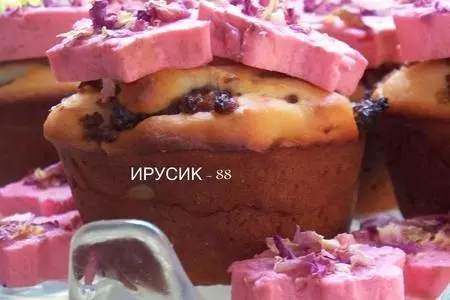 Маффины с изюмом ,орехами и лепестками роз "изюмительные" дуэль.