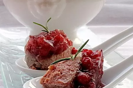 Патэ из куриной печенки с брусничным желе