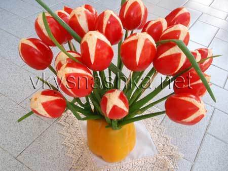 Тюльпаны из фаршированных помидоров - рецепт с фото