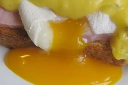 Фото к рецепту: Eggs benedict (яйца бенедикт)