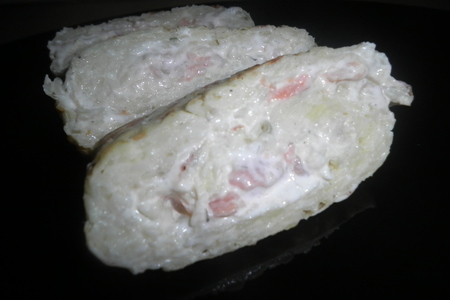 Картофельный рулет с лососем и сыром