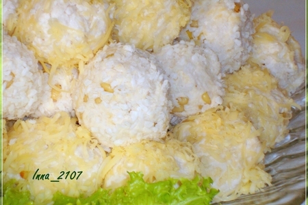 Фото к рецепту: Рафаэлло из куриной грудки с кедровыми орешками